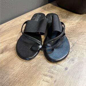 Italian Shoemakers Black Toe-Ring Slip-On Sandals
